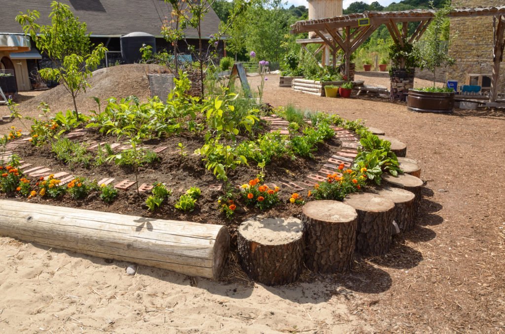 Projekt bylinkové záhony do školních zahrad a dvorů